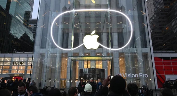 People line on the outside of the New York Store