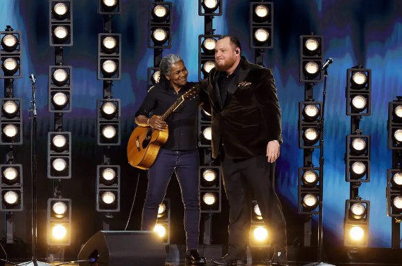 At the Grammy Awards on Sunday night, Tracy Chapman appeared on stage with Luke Combs, the country artist whose rendition of "Fast Car" proved popular